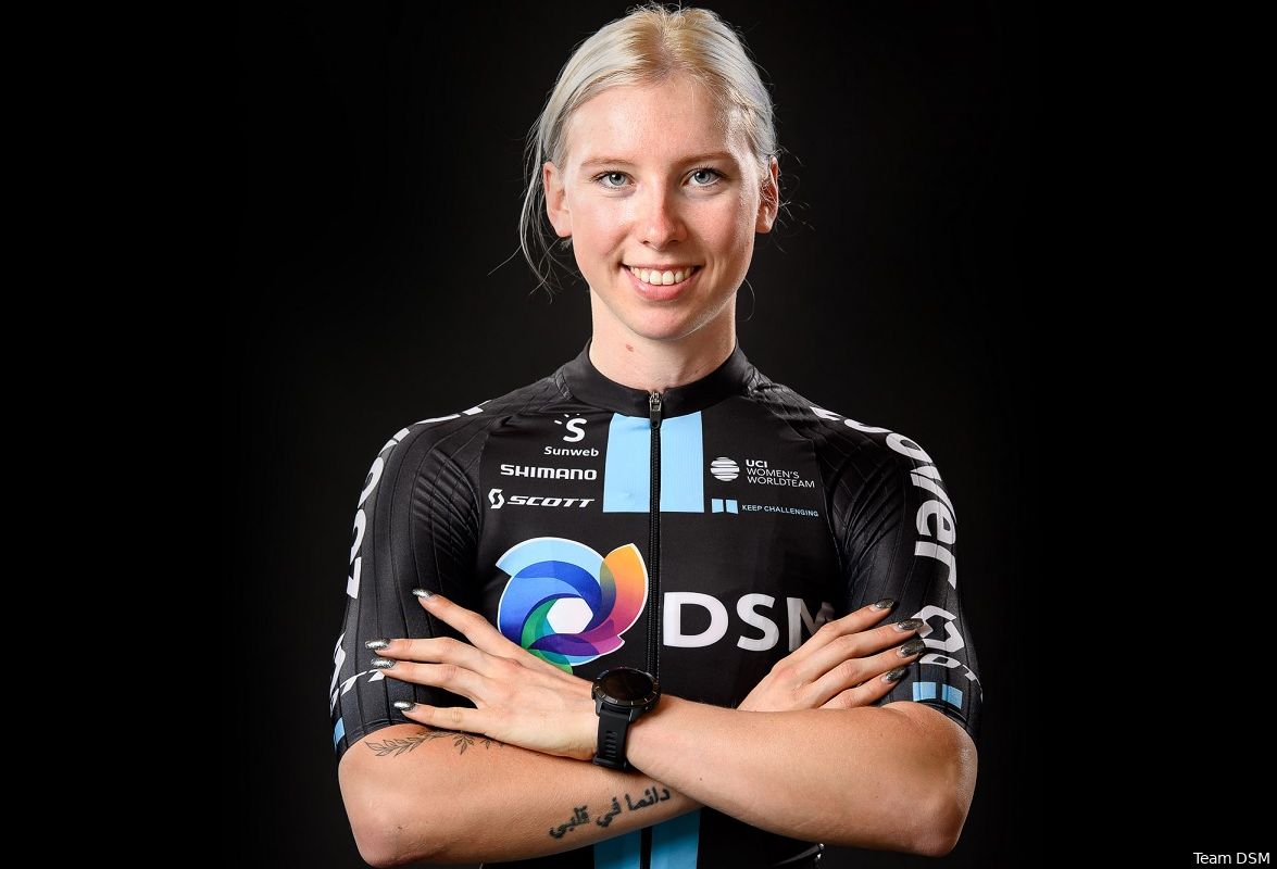 Wiebes na zege in seizoensafsluiting Ronde van Drenthe: 'Het voelde af en toe een beetje als crossen'