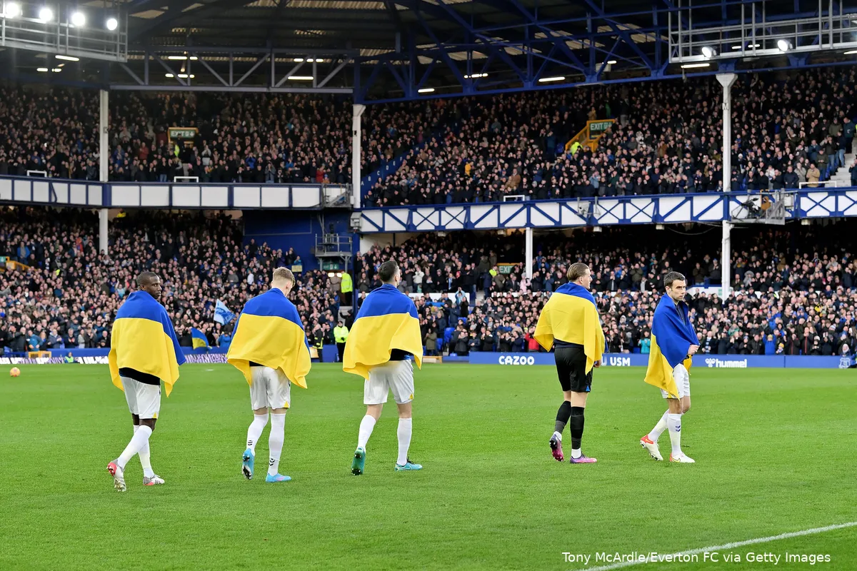 from-leftl-abdoulaye-doucoure-jarrad-branthwaite-michael-keane-jordan-pickford-and-seamus-coleman-drape-ukraine-flags-over-their-shoulders-before-the-premier-league-match-between-everton-and-manchester-city