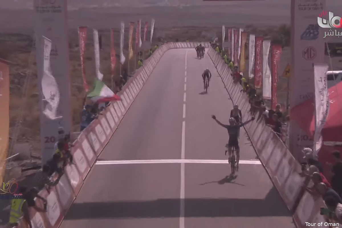 Een, twee, drie versnellingen van Gaudu genoeg om titelverdediger Yates te kraken op loeisteile slotklim in Oman