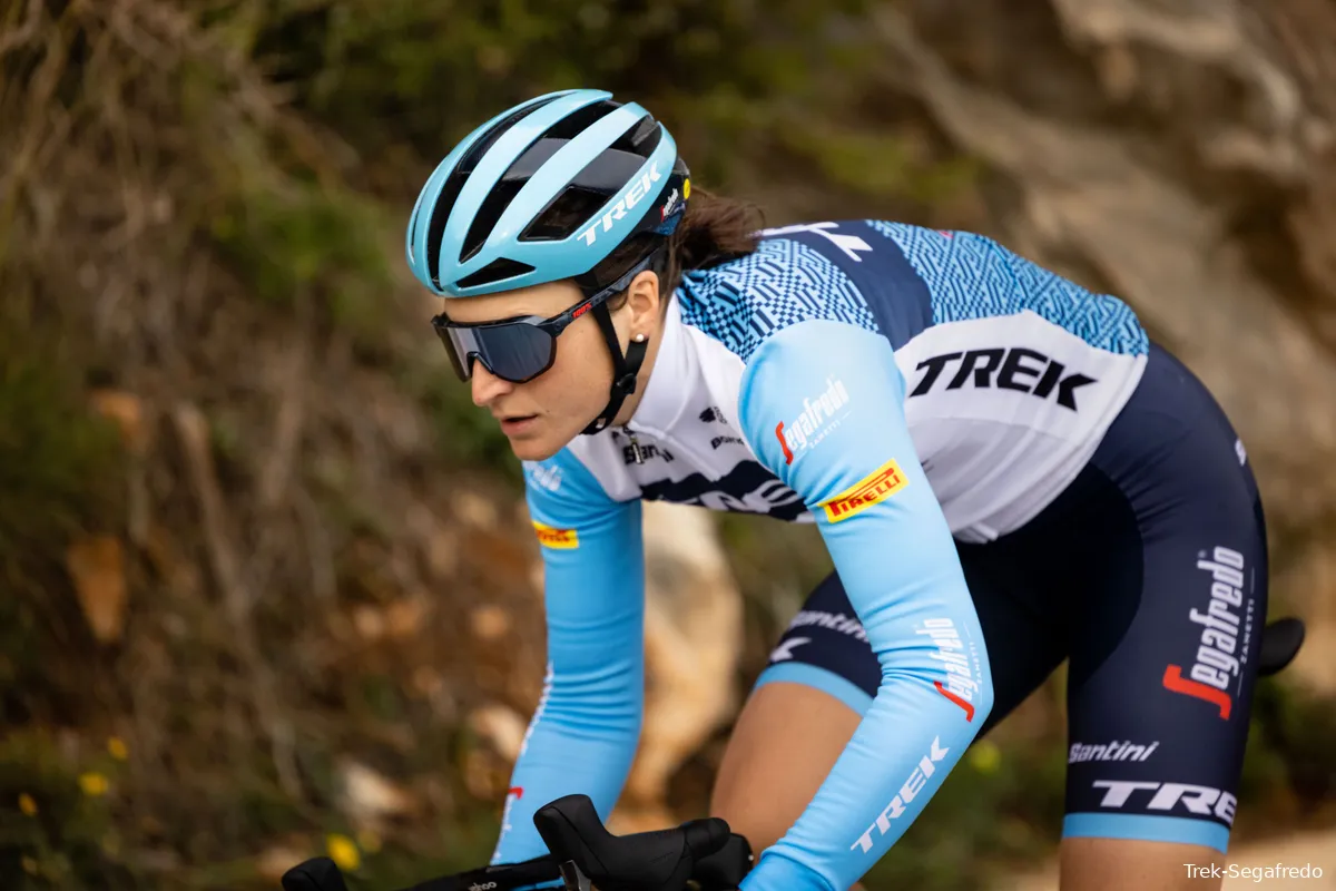 Elisa Longo Borghini wint na waaierspektakel in koninginnenrit en slaat dubbelslag in UAE Tour Women