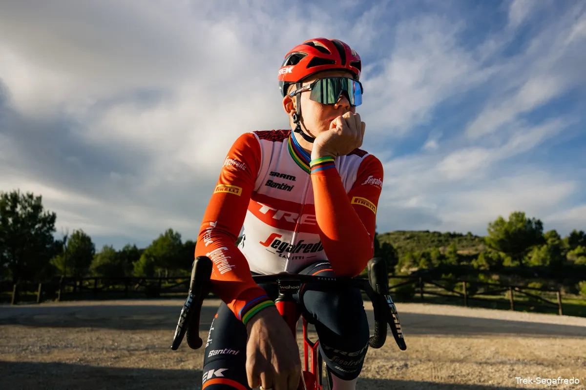 Pedersen wint slottijdrit in Bessèges, maar ziet ploeggenoot Skjelmose eindzege verliezen aan Powless