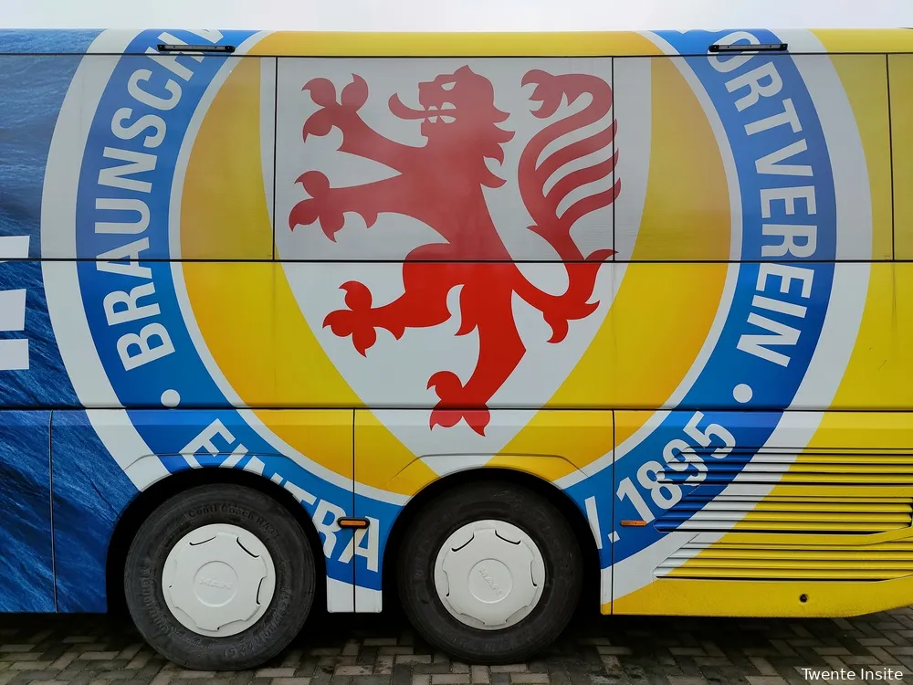 logo eintracht braunsweig bus oefenwedstrijd fc twente