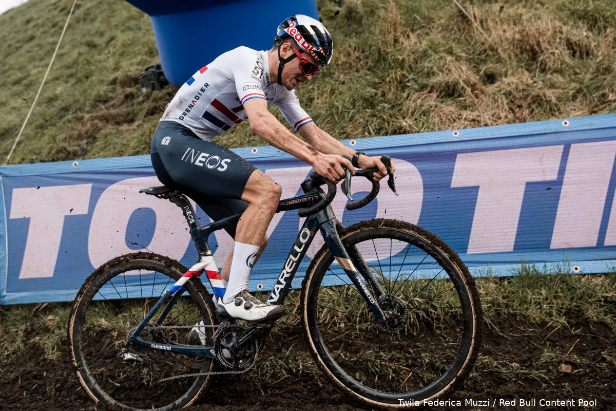 Knaven voorziet sterke Pidcock: 'Hij zou het Mathieu en Wout ook moeilijk gemaakt hebben'