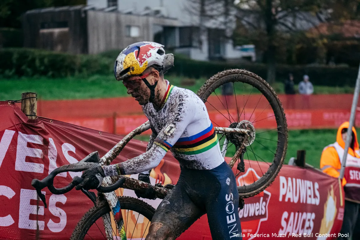 Pidcock zet de toon met imposante solozege in Kortrijk; Van der Haar en Iserbyt mee op het podium