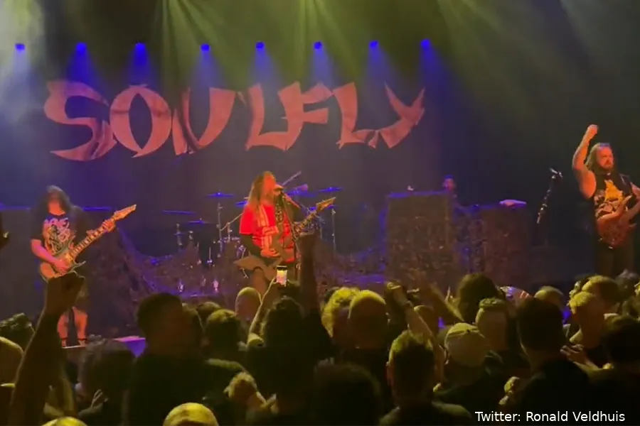 VET! Leadsinger Soulfly in FC Twente-shirt op het podium
