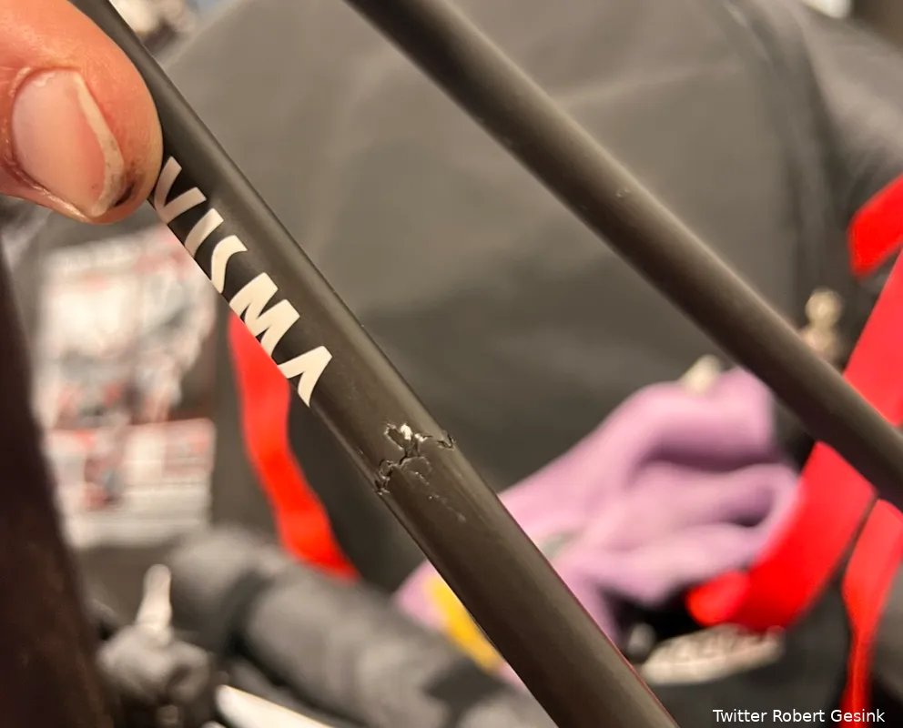 Pech voor Robert Gesink: fiets van Nederlander Jumbo-Visma komt kapot uit vliegtuig van KLM