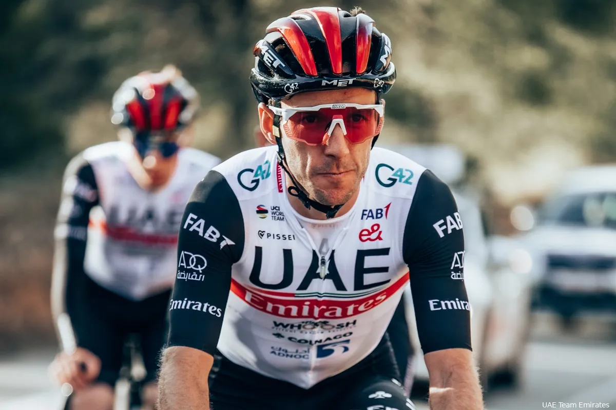 Adam Yates lost Evenepoel op Jabel Hafeet en laat UAE nog eens juichen, Evenepoel wel eindwinnaar