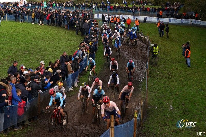 Ondertussen in het peloton | Vertraagde vlucht levert EK-crossers mogelijk problemen op