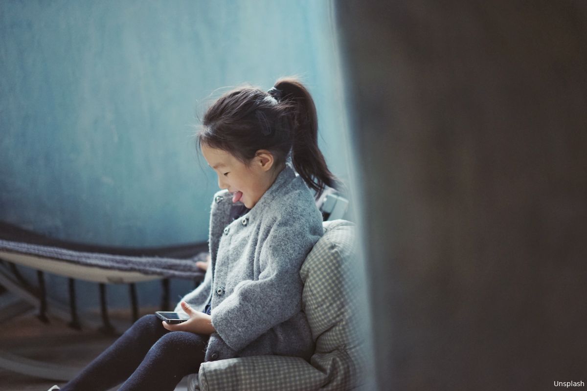 Zorgen over 'de smartphonegeneratie', kinderen met een smartphone-rug