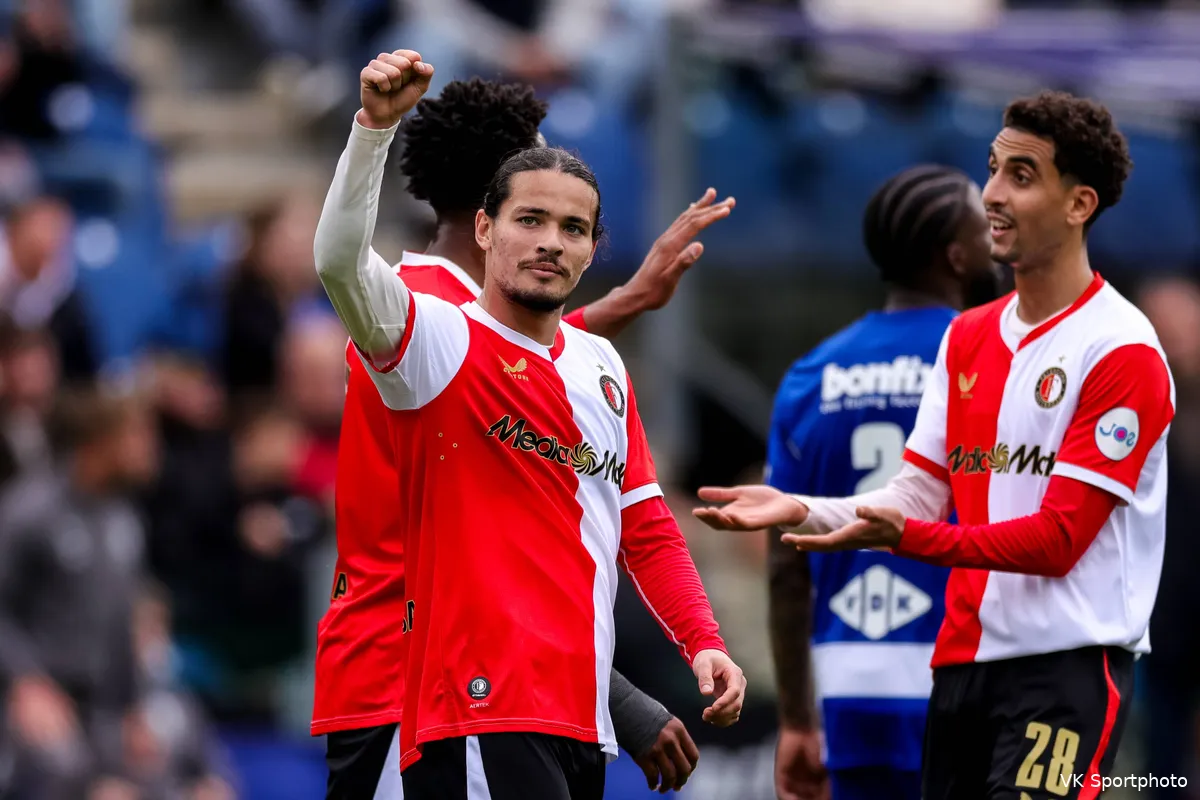 Anis Hadj Moussa viert een doelpunt tijdens de Eredivisie-wedstrijd tussen PEC Zwolle en Feyenoord in het MAC³PARK Stadion.