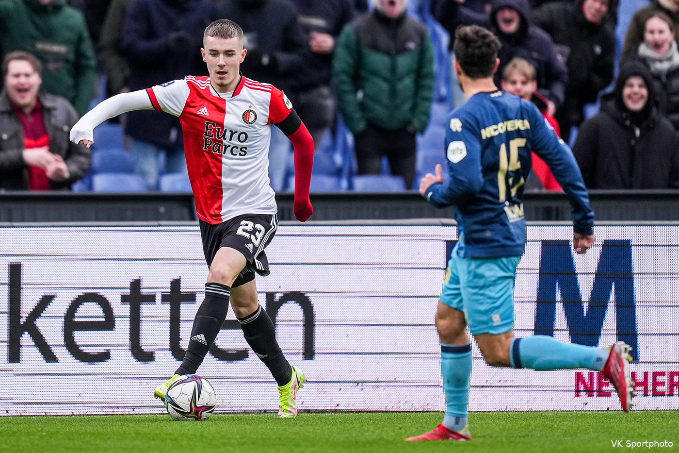 Feyenoord wervelt na stormachtig begin langs Sparta in De Kuip