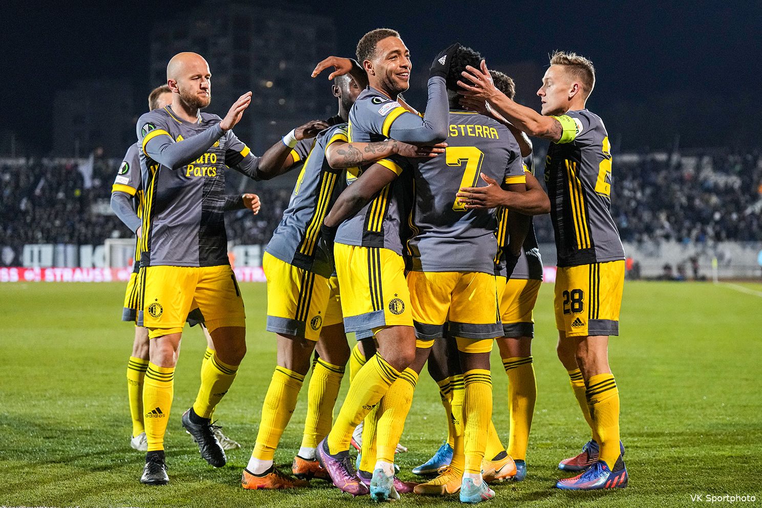 Feyenoord zet grote stap met doelpuntenregen in Belgrado