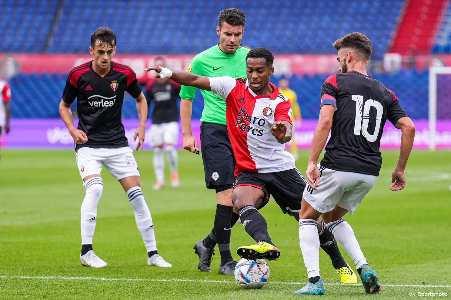Feyenoord gaat in lege Kuip ten onder tegen Osasuna