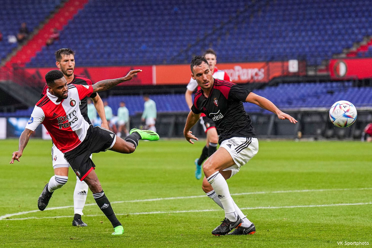 Feyenoord gaat in lege Kuip ten onder tegen Osasuna