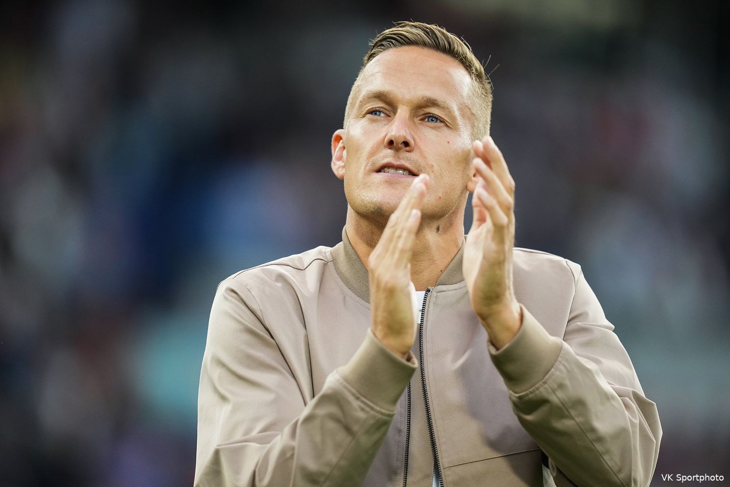 Supporters eren Toornstra met fraai spandoek