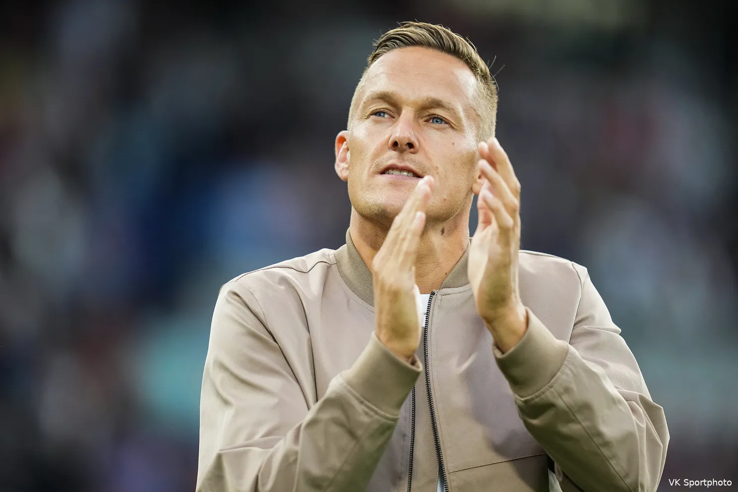 Supporters eren Toornstra met fraai spandoek