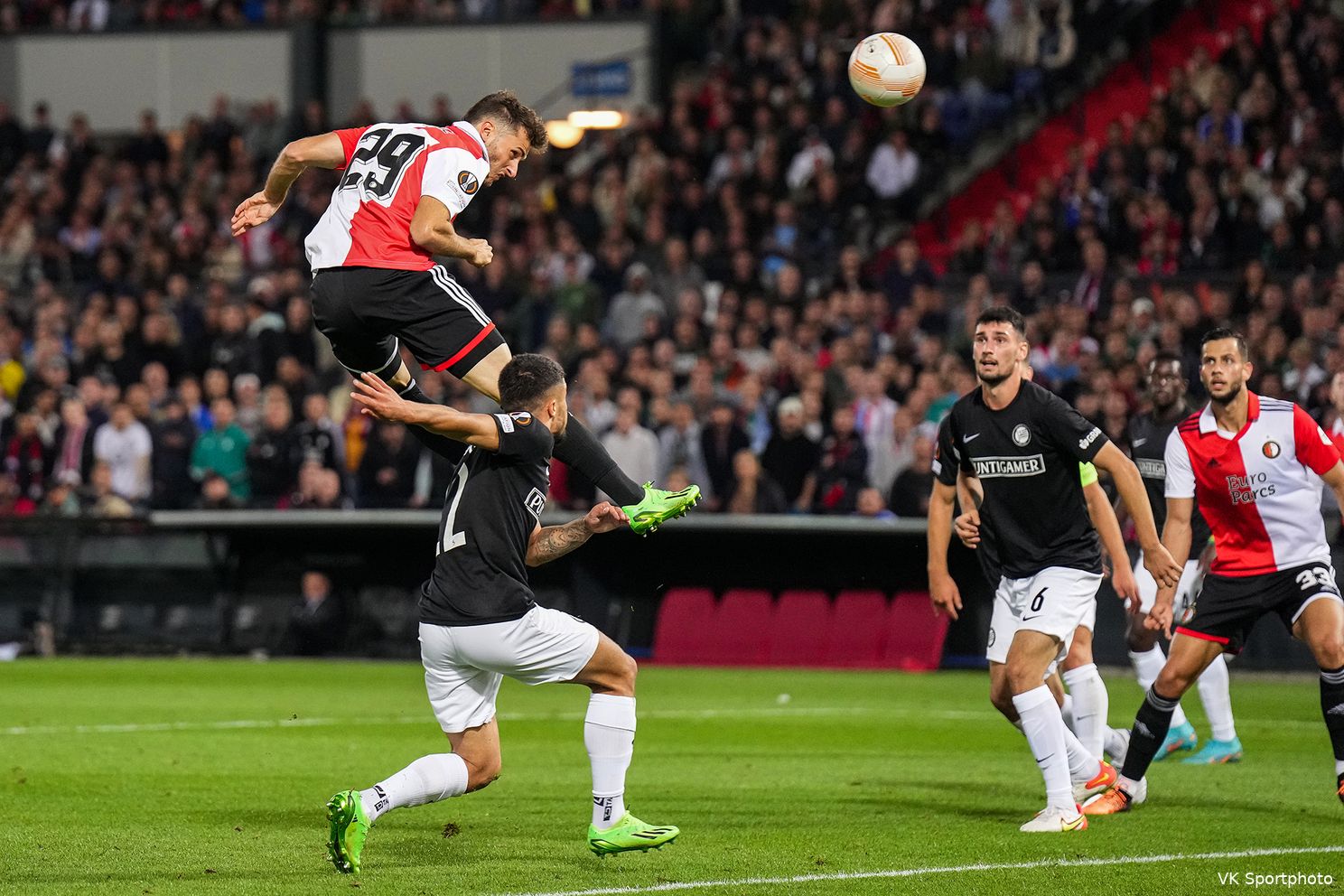 Indrukwekkend Feyenoord rekent na galavoorstelling af met Sturm Graz