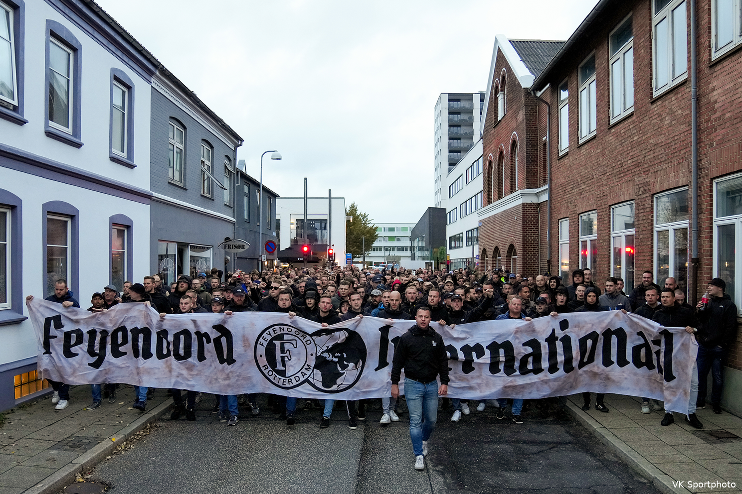 Honderden Feyenoorders lopen naar het stadion