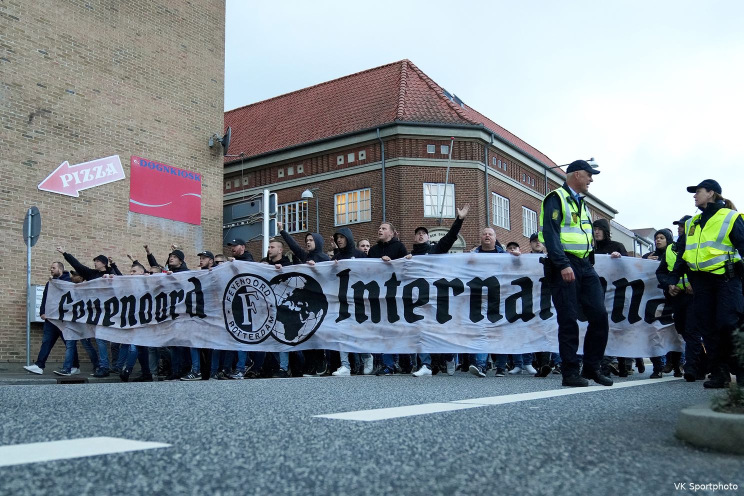 Honderden Feyenoorders lopen naar het stadion