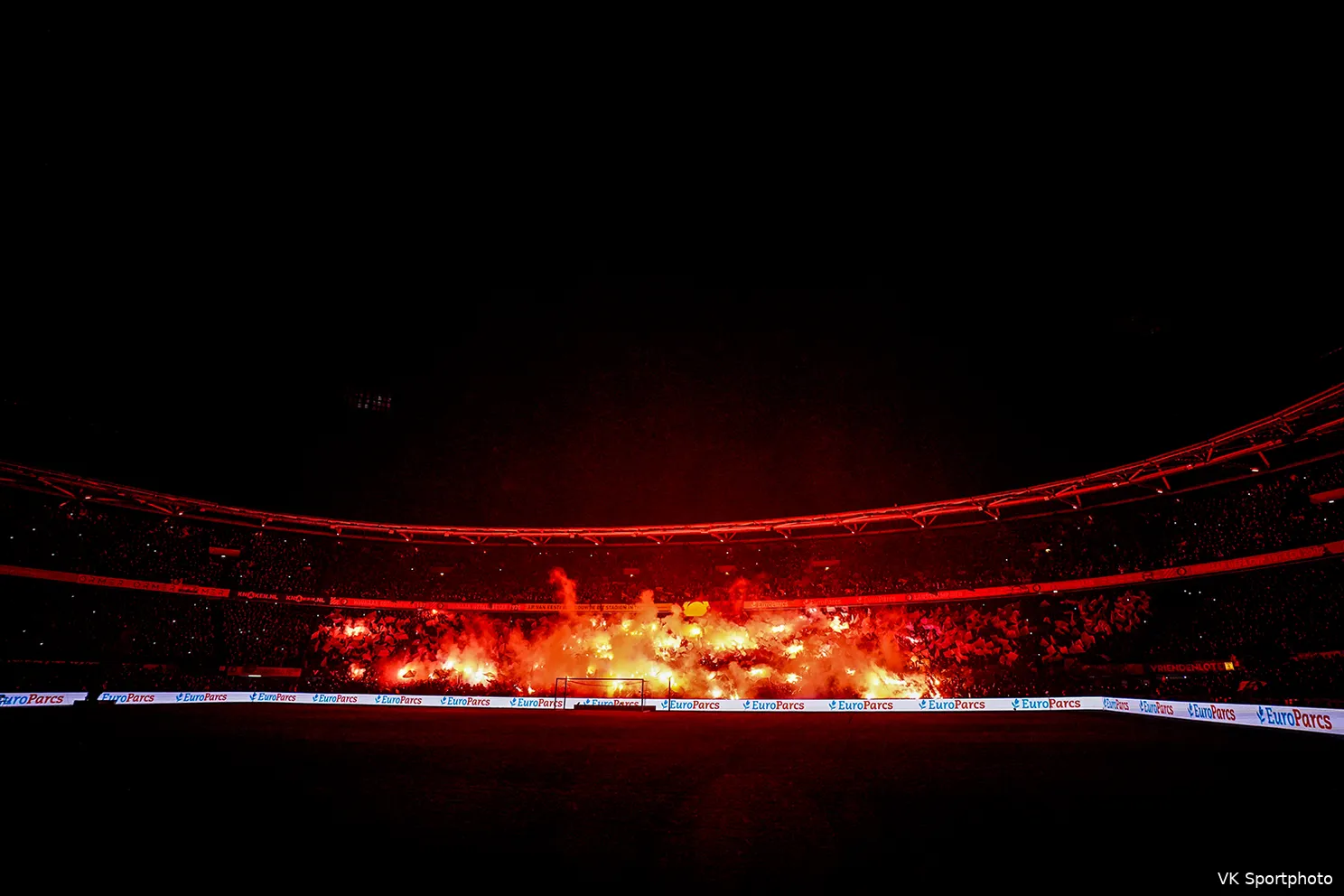 Indrukwekkende sfeeractie tijdens opkomst Feyenoord - AZ