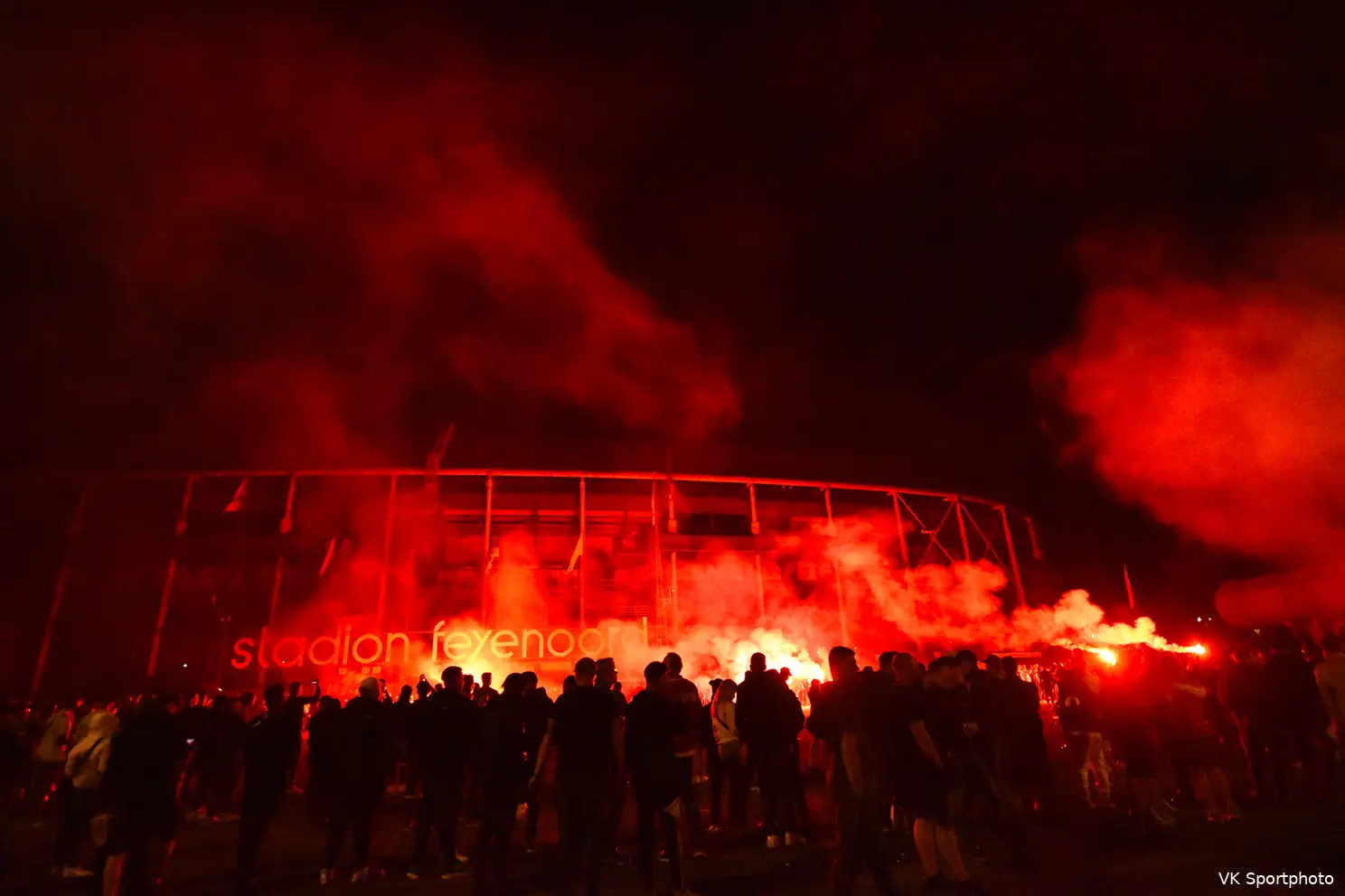 Feyenoorders vieren 115-jarige bestaan met vuurwerk bij De Kuip