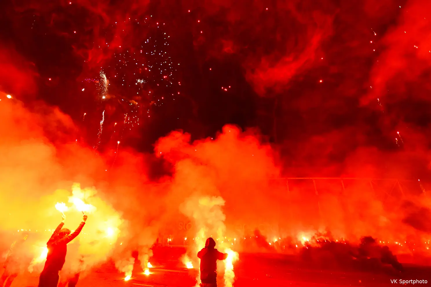 Feyenoorders vieren 115-jarige bestaan met vuurwerk bij De Kuip