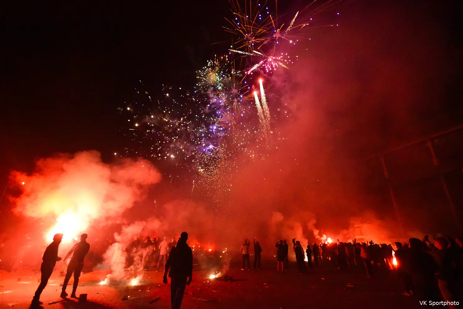 Feyenoorders vieren 115-jarige bestaan met vuurwerk bij De Kuip