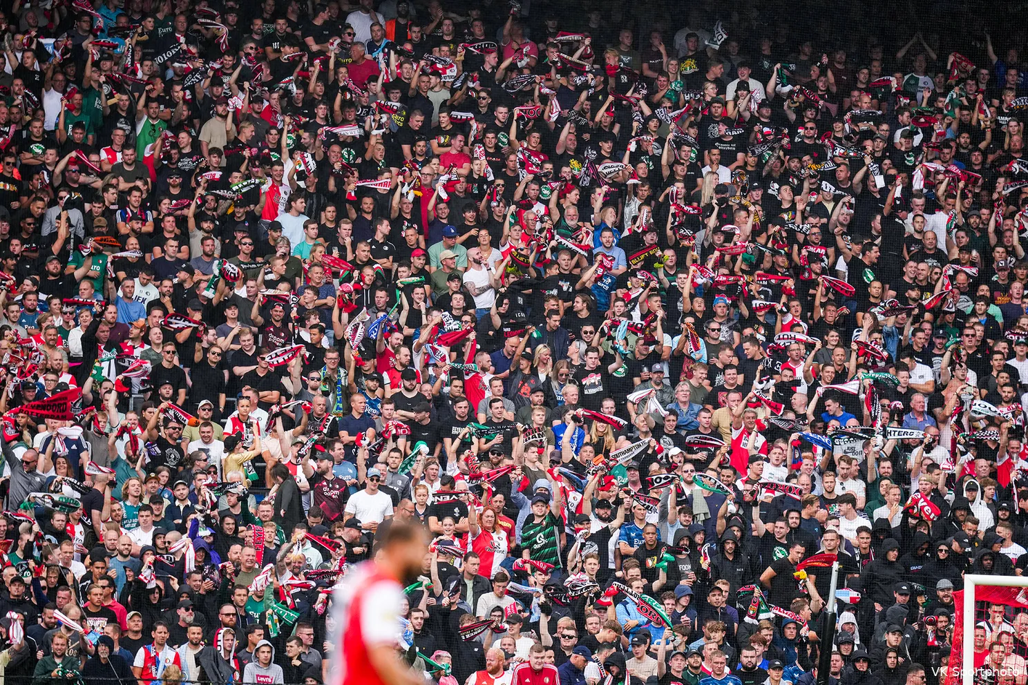 Supporters eren clubiconen Houtman en Meijer