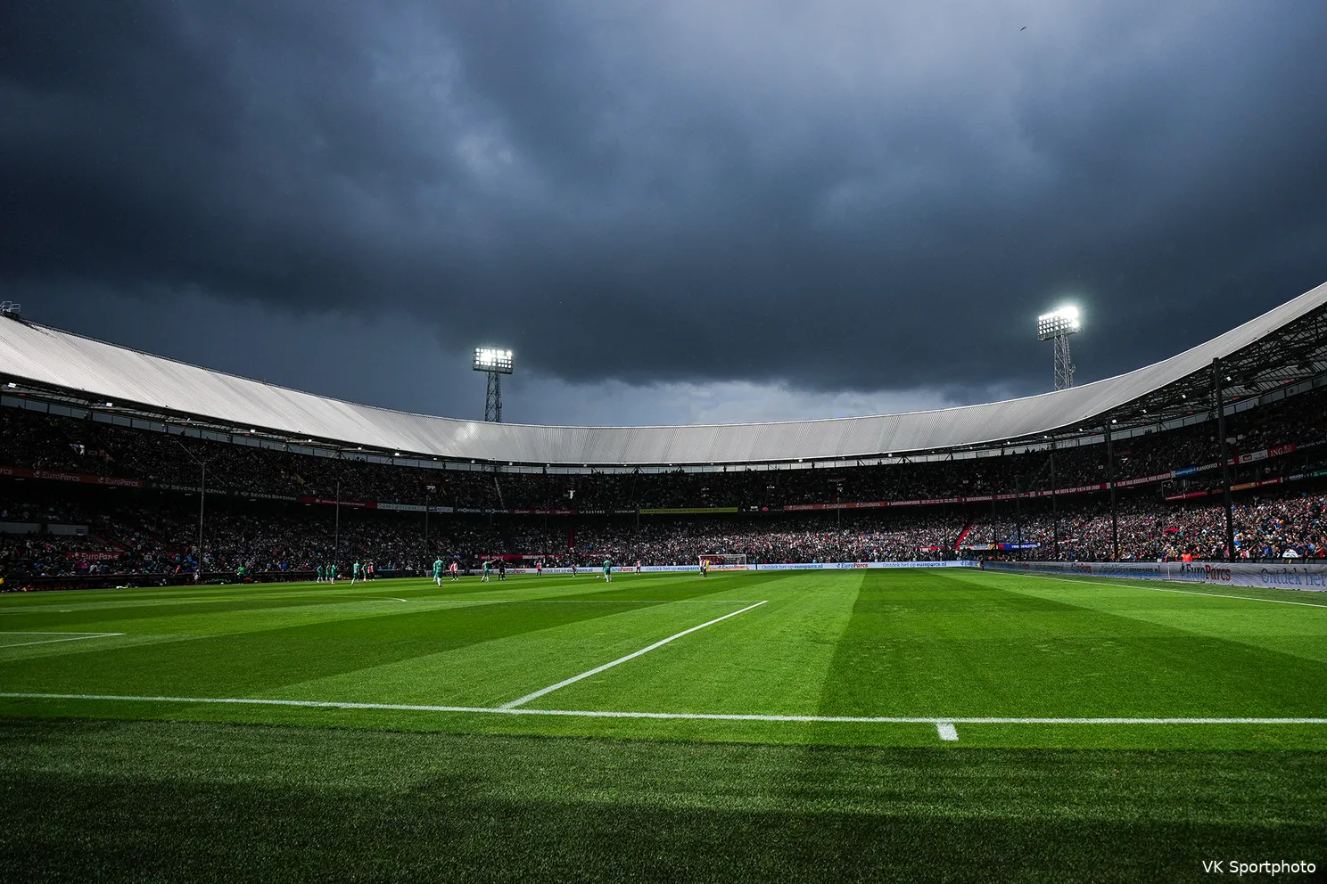 Duel van Feyenoord tijdelijk gestaakt vanwege noodweer