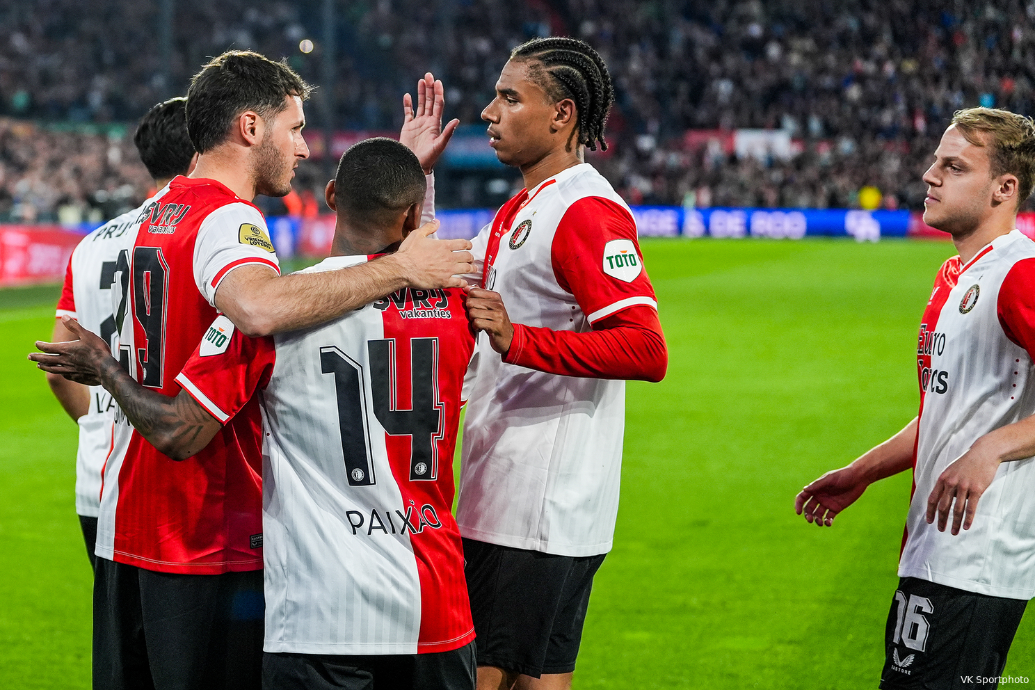 Feyenoord wint eenvoudig van PEC Zwolle in bijzondere wedstrijd voor Slot