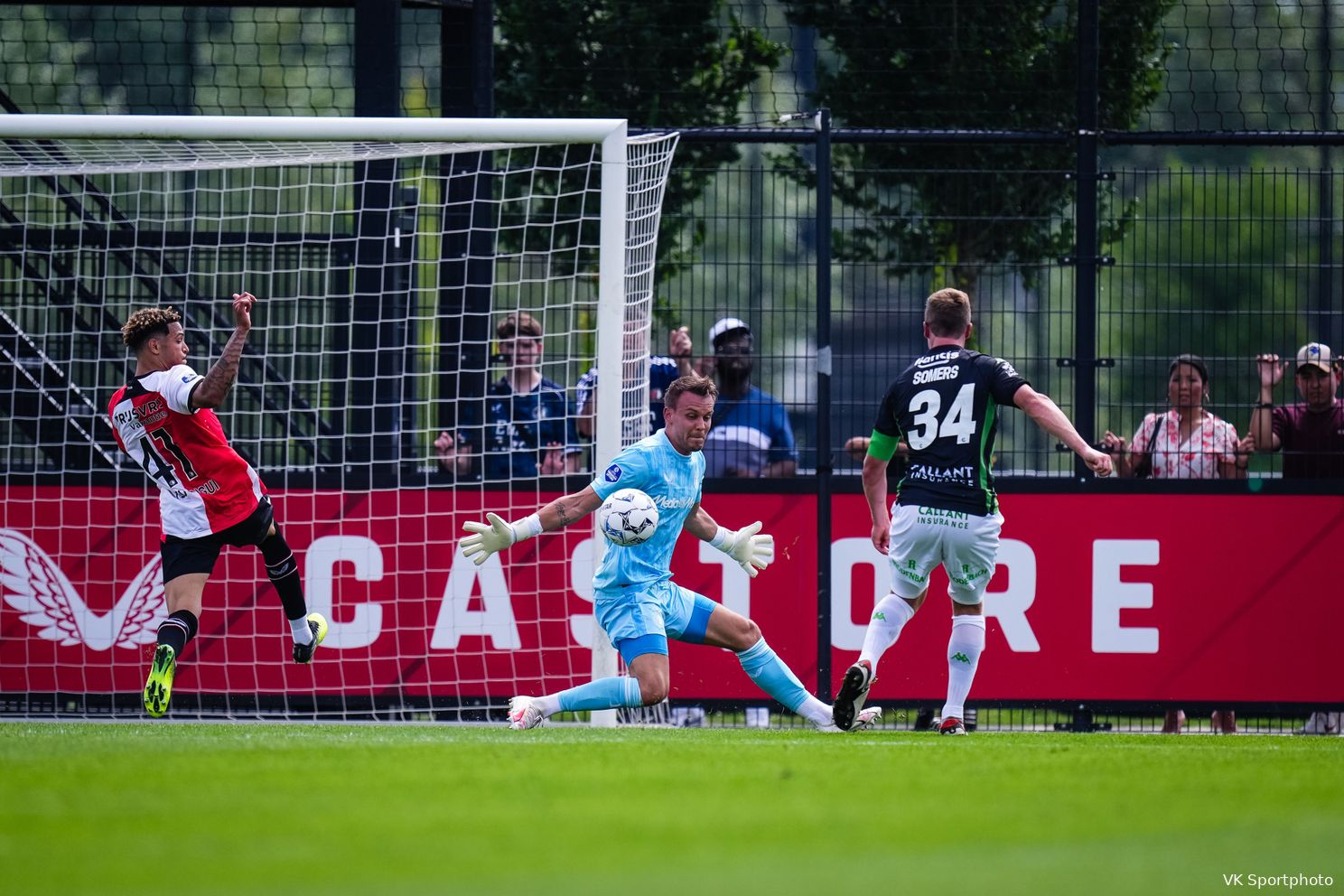 Vroege goal Milambo beslissend voor derde oefenzege Feyenoord