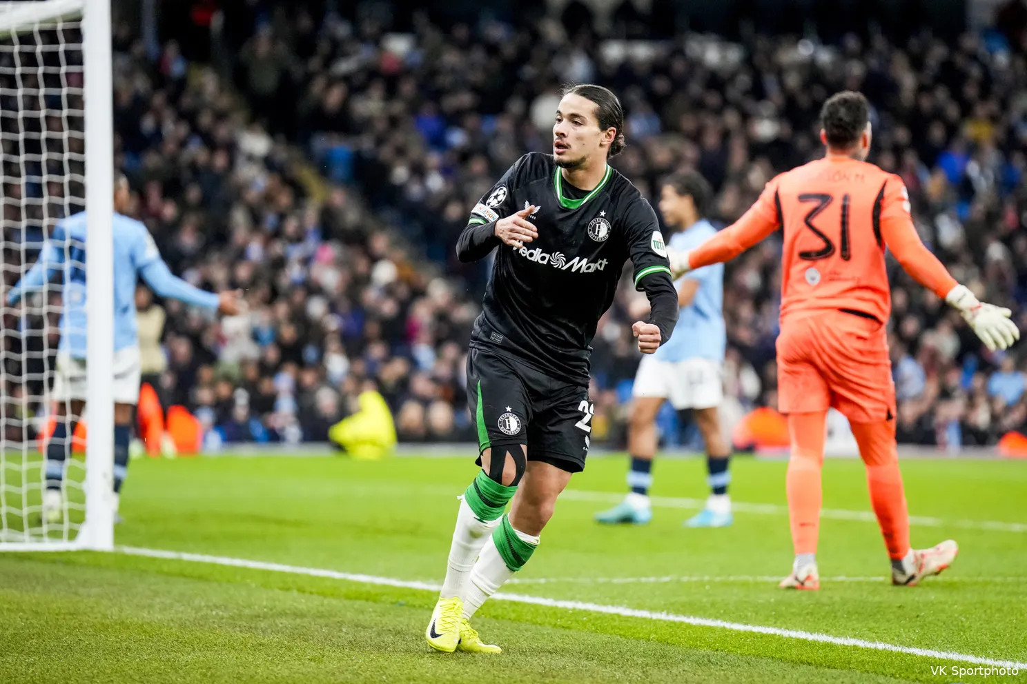 Feyenoord pakt punt na magistrale comeback tegen Manchester City