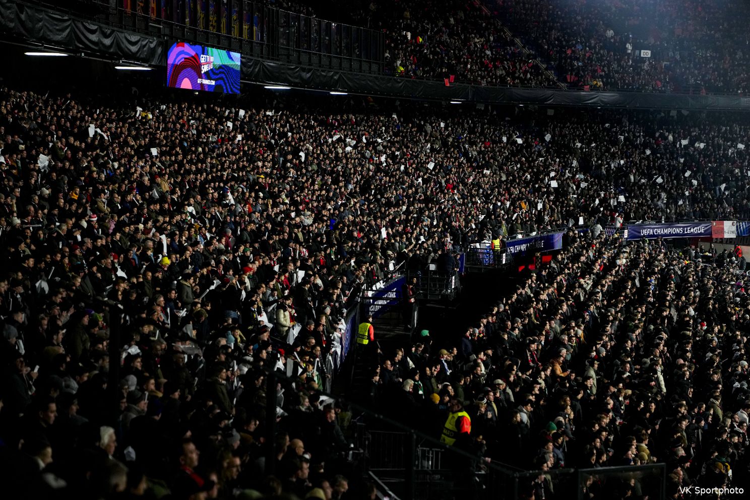 De beelden: Schitterende sfeeractie Feyenoord voorafgaand CL-duel
