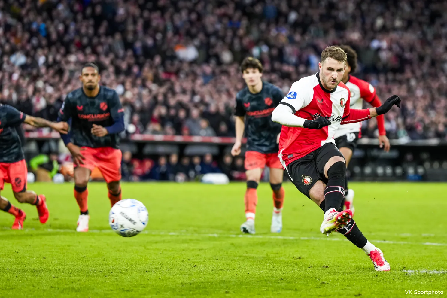 Valse start voor Feyenoord in 2025 na pijnlijke nederlaag tegen FC Utrecht