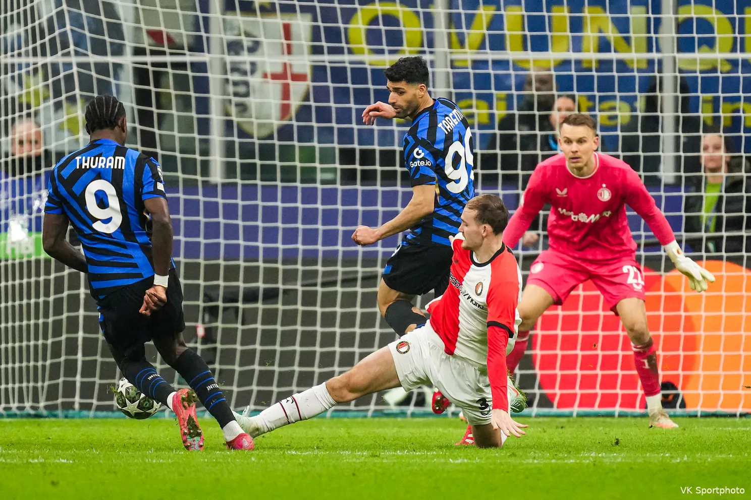 Strijdend Feyenoord komt tekort voor een wonder in Milaan