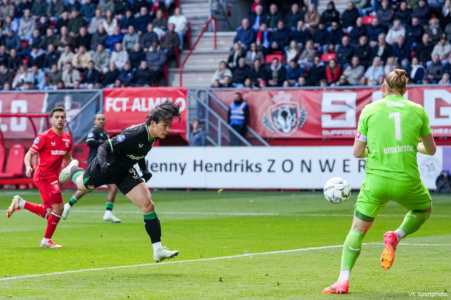 Eerste overwinning onder Van Persie: Feyenoord wint overtuigend van FC Twente