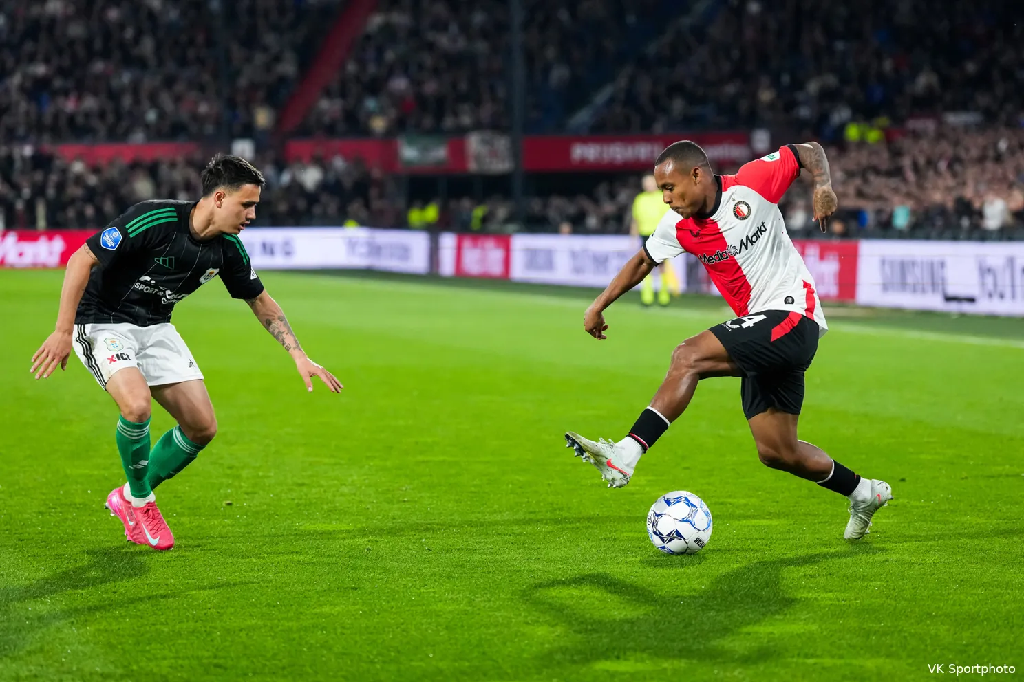 Feyenoord verslaat PEC Zwolle en houdt Champions League-strijd spannend
