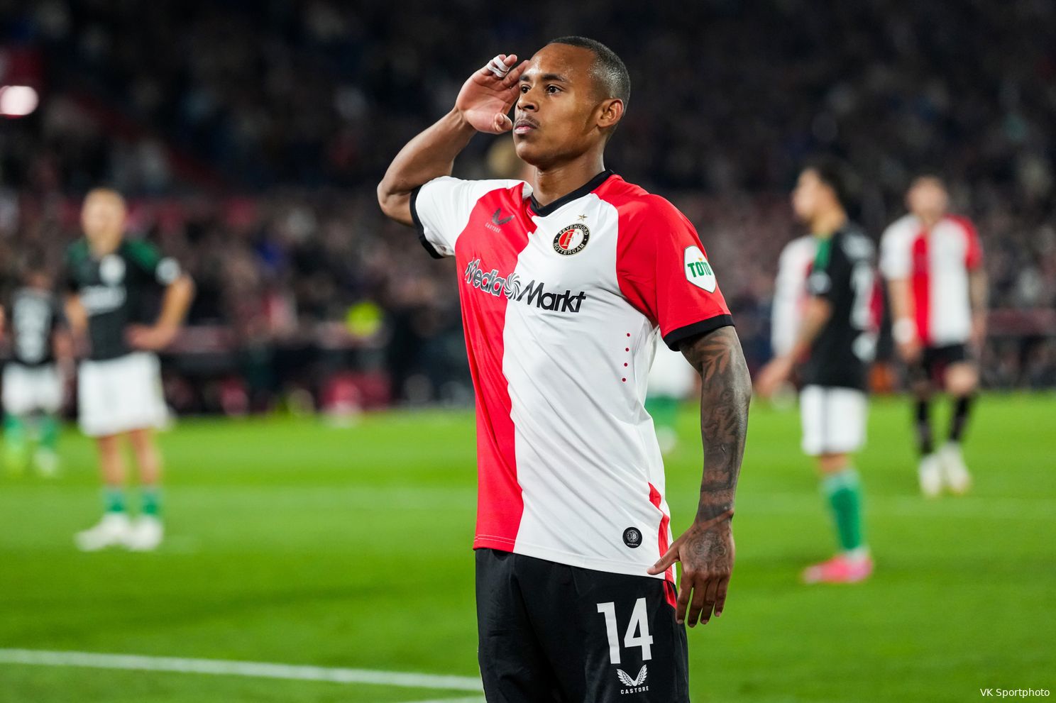 Feyenoord verslaat PEC Zwolle en houdt Champions League-strijd spannend
