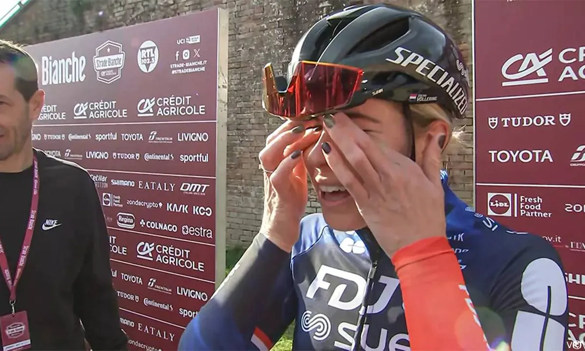 Pa denk dat Bodine Vollering (21) nog getalenteerder dan haar zus is, maar emotionele Demi is alleen maar trots bij start Strade