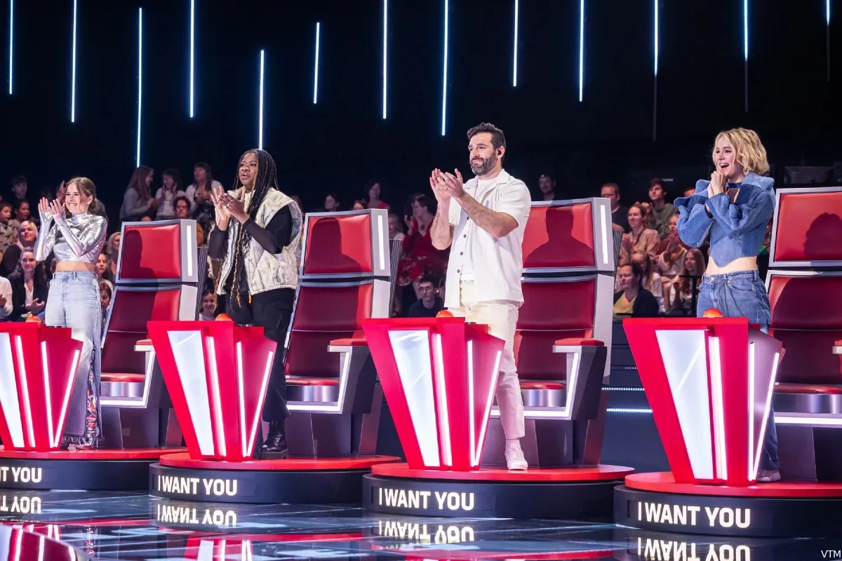 Pommelien Thijs onthult het over 'The Voice Kids'-collega’s: "Zo gaat er het buiten onze stoelen aan toe"