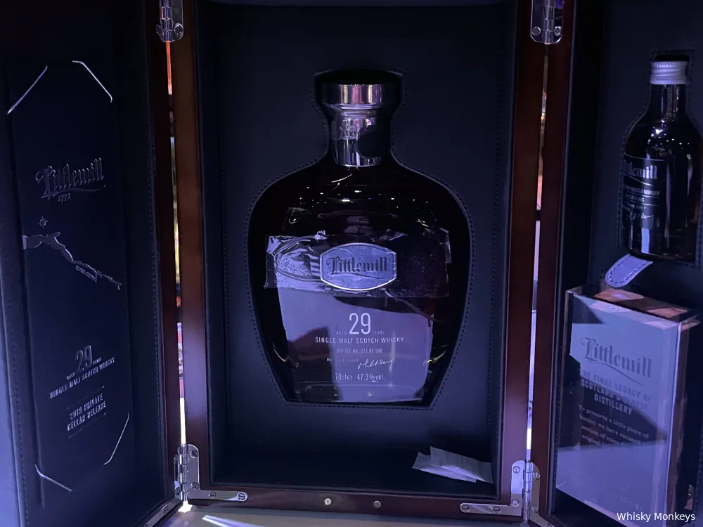 We mogen een Littlemill 29 Years Old whisky proeven.