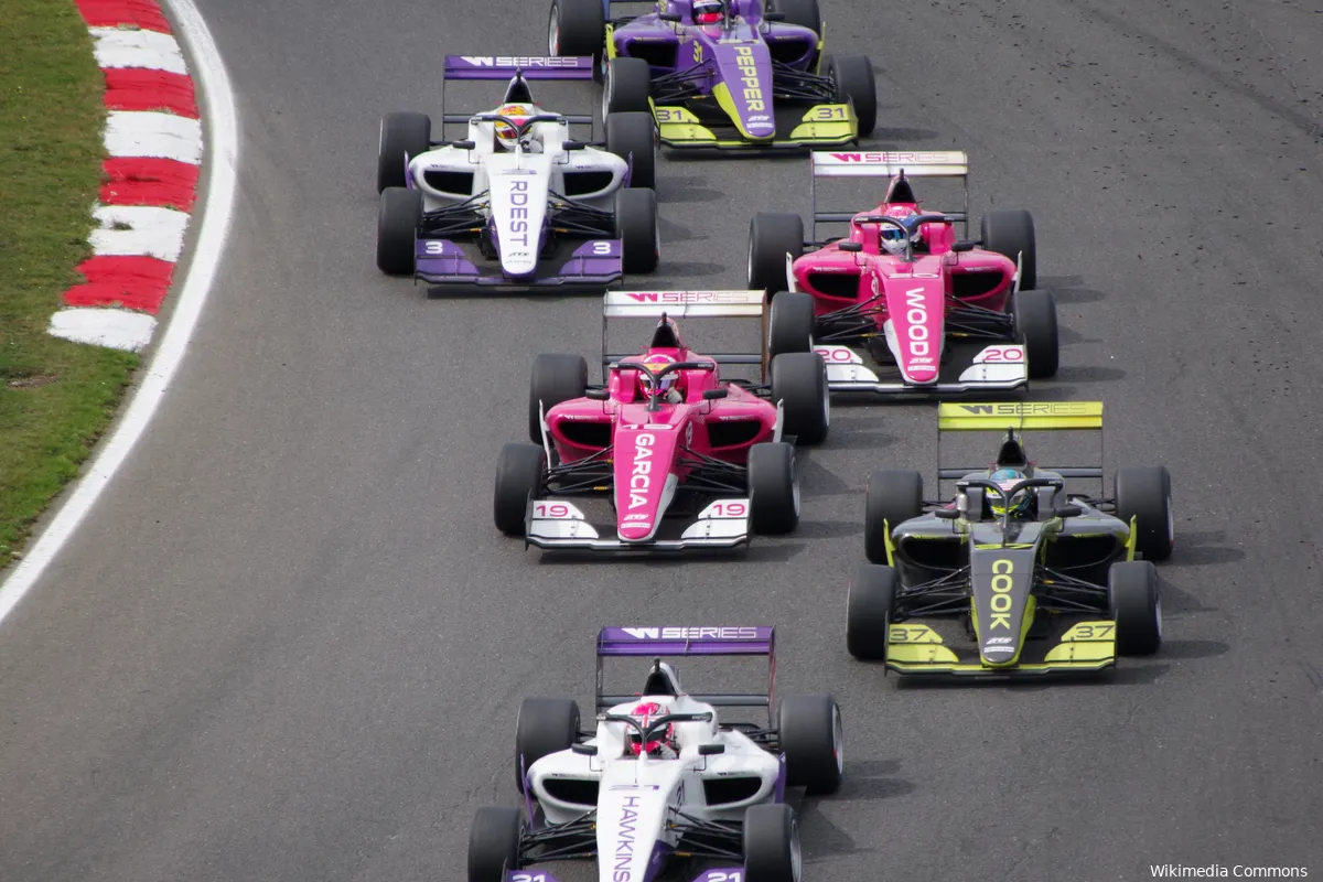 Susie Wolff over vrouwen in autosport: 'Als je de kost wilt verdienen, moet je tegen mannen strijden'