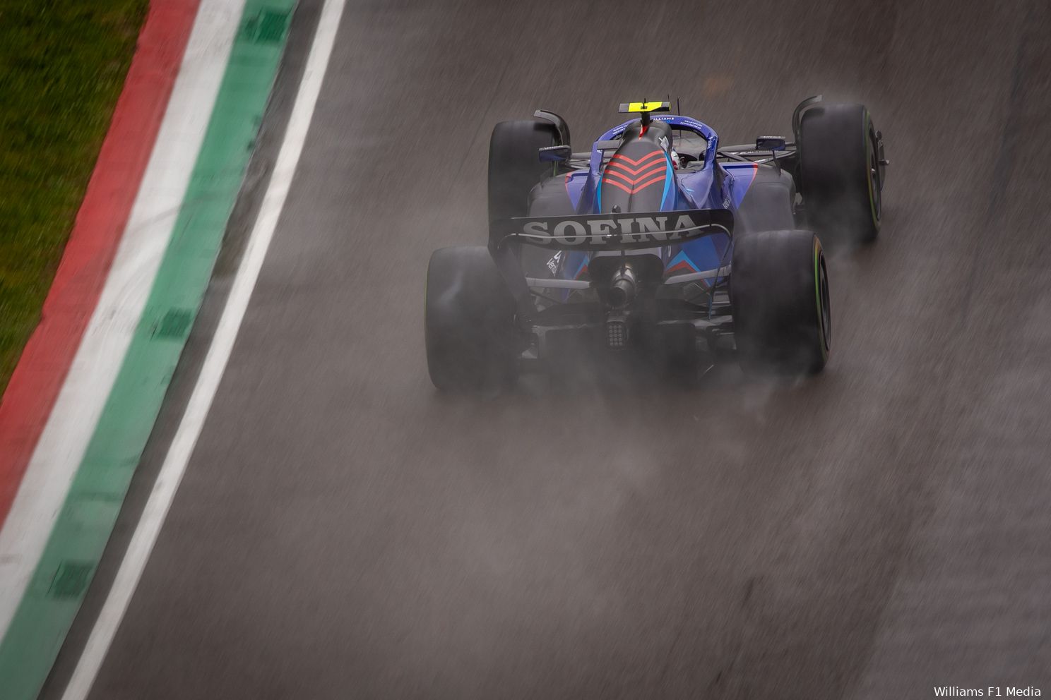De Williams-bolide van 2022 met Sofina op de achtervleugel. Op de neus is de tweede grote sponsor te zien die Latifi met zich meeneemt, koffiemerk Lavazza.