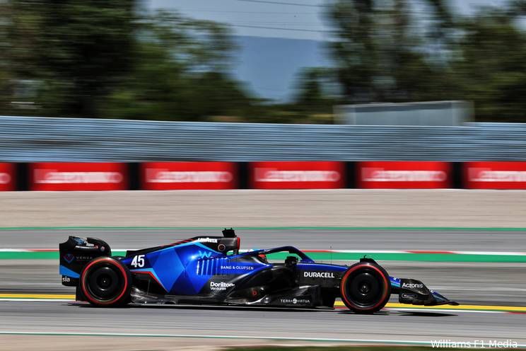 De Vries in de FW44 van Albon op Barcelona