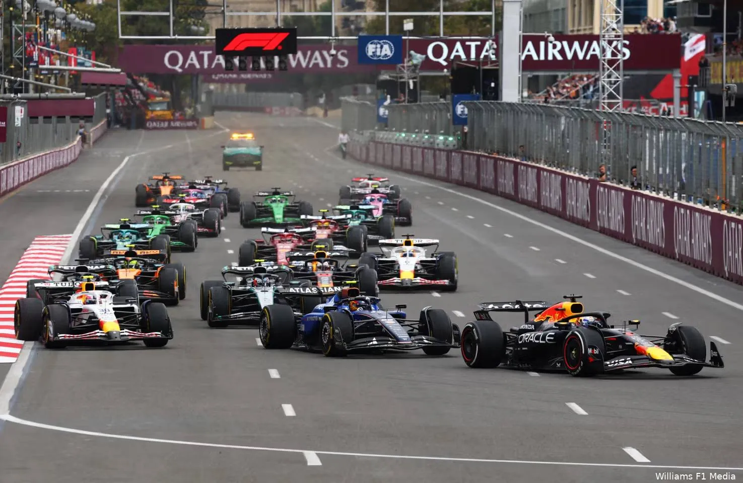 max-verstappen-red-bull-carlos-sainz-williams-liam-lawson-racing-buls-bakoe-zondag