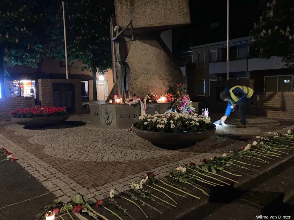 Ook het monument in Driel verlicht
