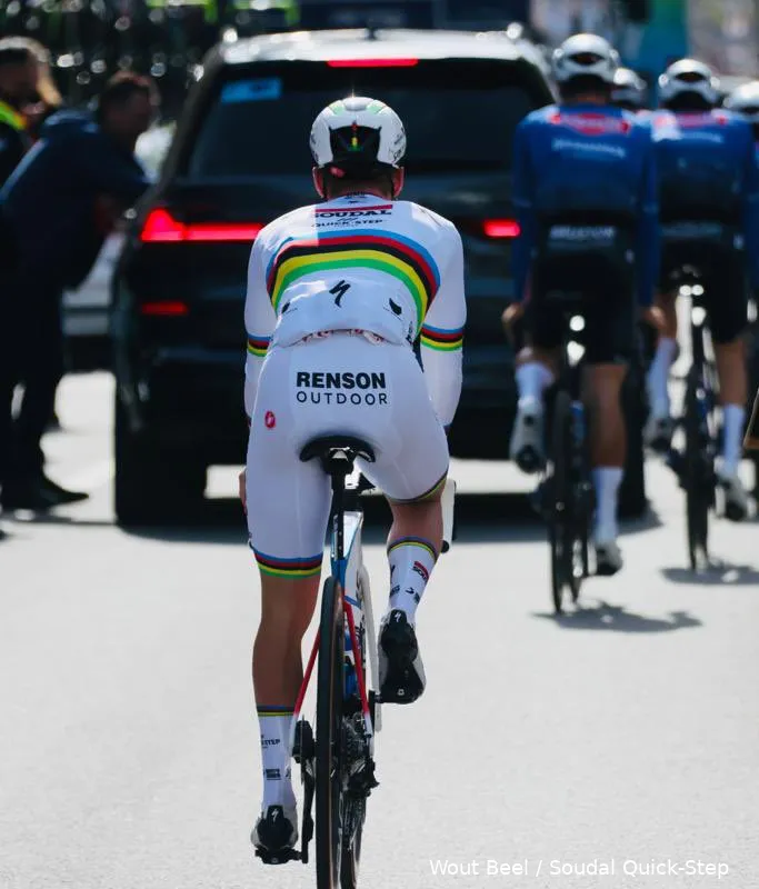 📸 Evenepoel doet een Van der Poeltje en start in Luik-Bastenaken-Luik met opvallende witte koersbroek