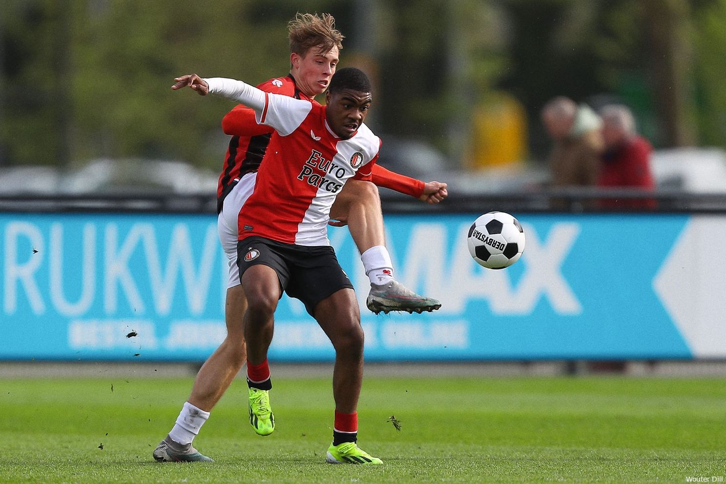 Feyenoord O18 komt terug van achterstand en houdt zicht op kampioenschap
