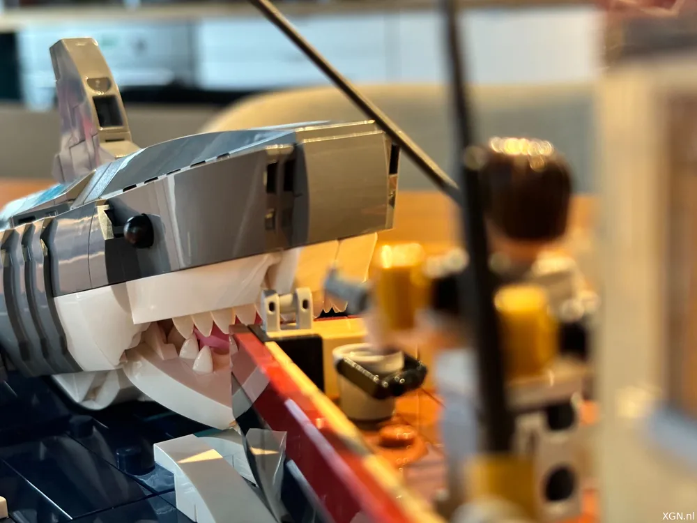 De LEGO haai is werkelijk enorm