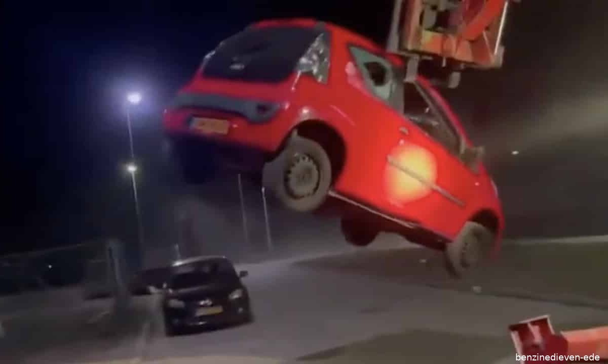 Benzinedieven Ede op heterdaad betrapt, vluchtauto compleet gesloopt